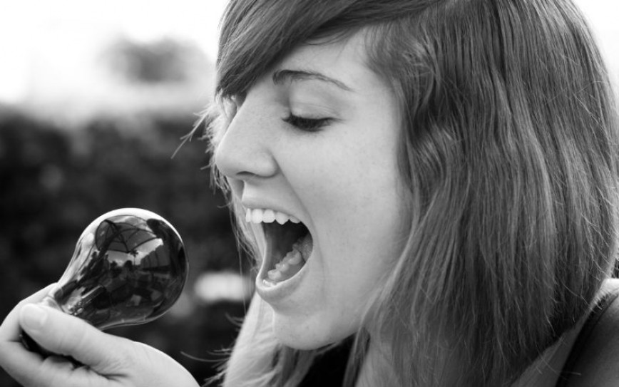 Почему нельзя вытащить лампочку изо рта